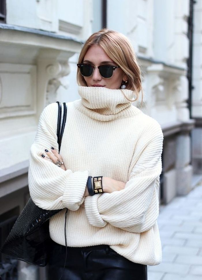 4 Fashion Item yang Wajib Ada di Dalam Lemari Pakaian Saat Musim Hujan - Turtleneck