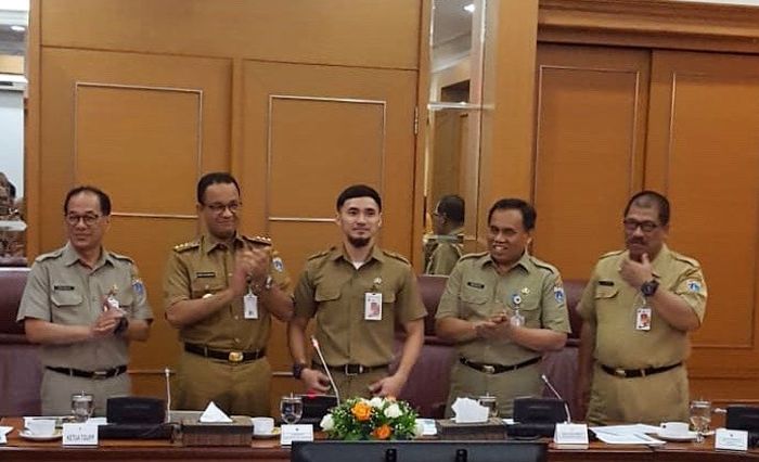 Achmad Hulaefi tampak berdiri di sebelah Gubernur DKI Jakarta, Anies Baswedan (Instagram @hulaefi)