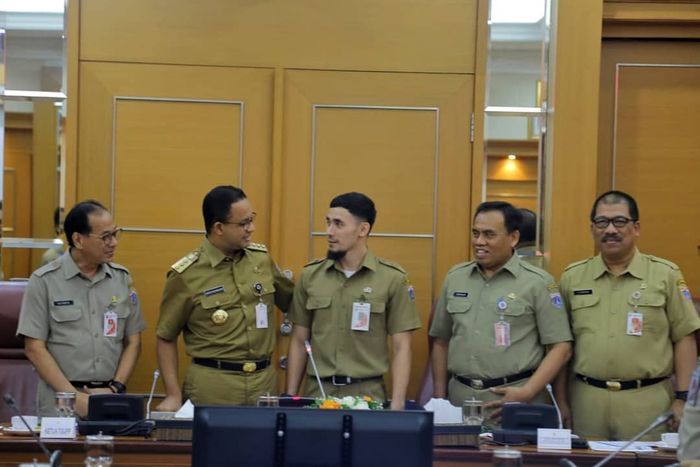 Calon suami Lindswell Kwok, Achmad Hulaefi, bersama jajaran pejabat Pemprov DKI Jakarta, termasuk Gubernur DKI Jakarta, Anies Baswedan.