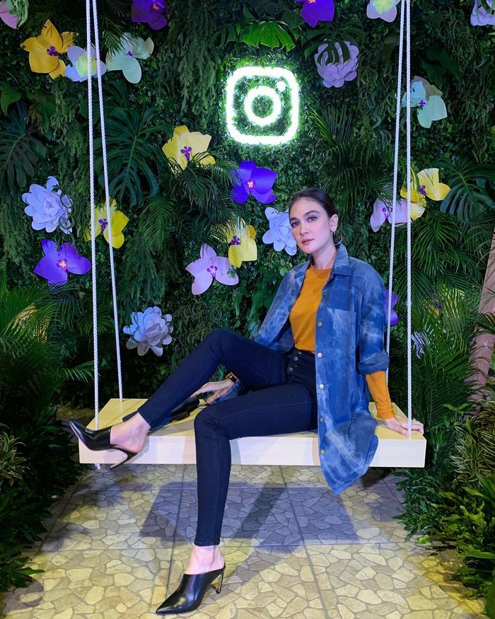 Oversized shirt dipadankan dengan highwaist jeans? kece maksimal!