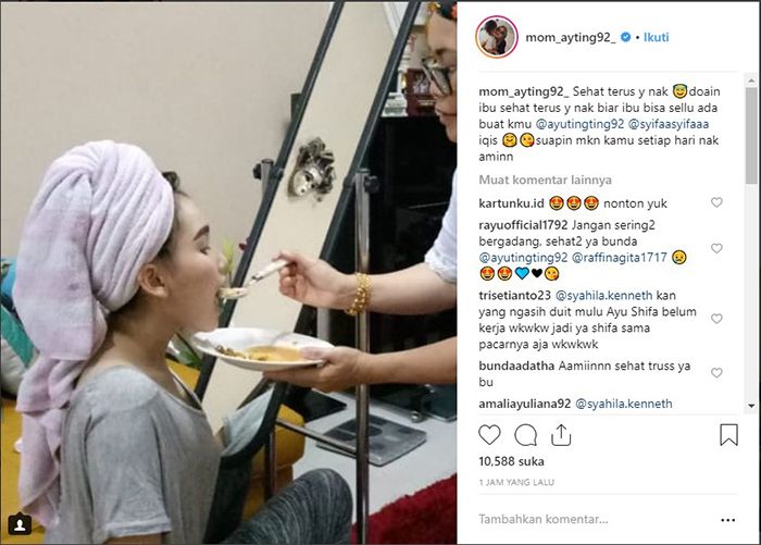Ayu Ting-Ting di Suapi Ibunya