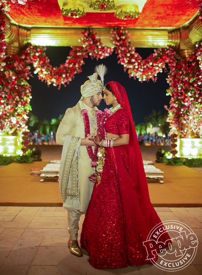 Fakta Dibalik Deretan Gaun Pengantin Priyanka Chopra yang Mewah - Pernikahan Adat India