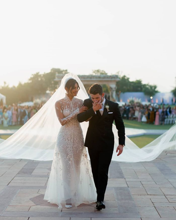 Priyanka Chopra kenakan gaun pengantin dengan veil sepanjang 23 meter