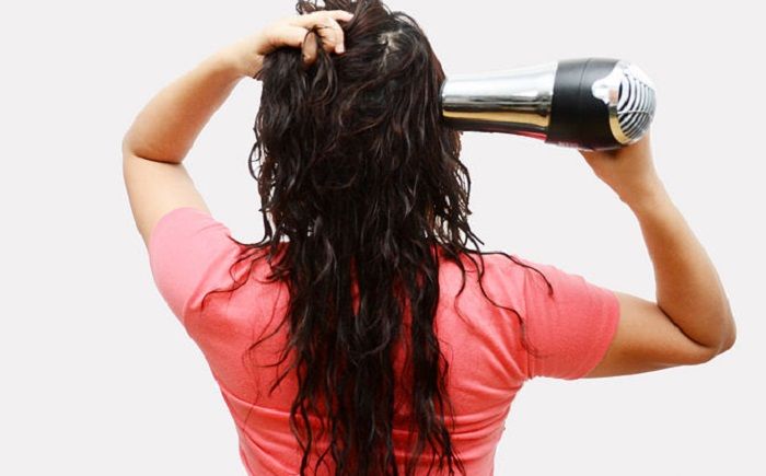 mengeringkan rambut dengan hair dryer