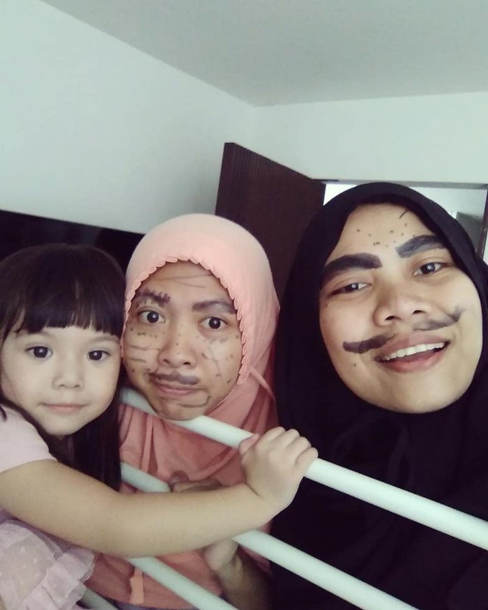 Kebersamaan Koneng dengan Gempi saat bermain corat coret bersama