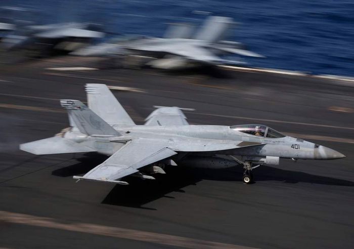 Jet tempur F-18