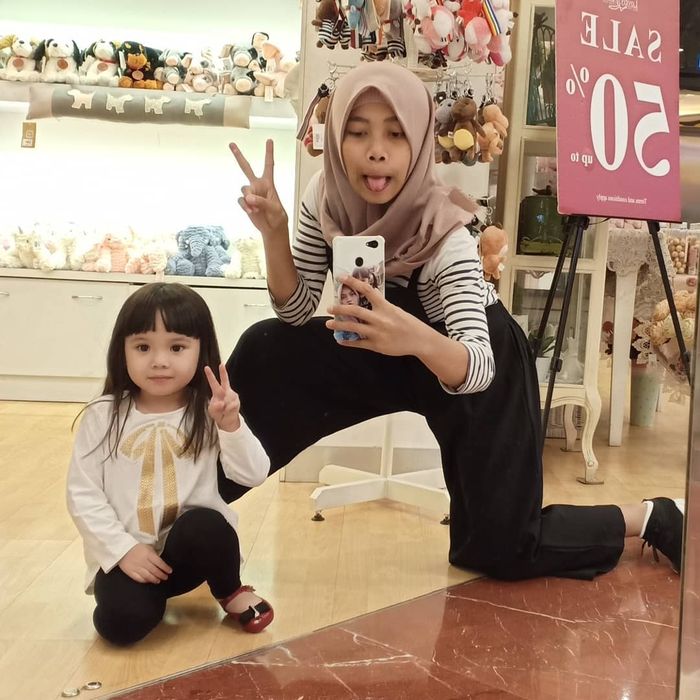 Koneng Tak Lagi Kerja untuk Gisella Anastasia dan Gading Marten, Ini 5 Potret Keakraban Gempita dan Pengasuhnya Bak Keluarga Sendiri