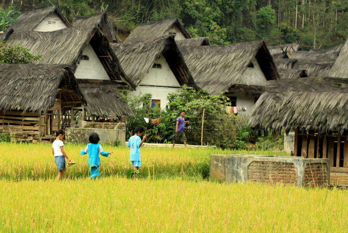 Menikmati alam di Kampung Naga sambil melihat rumah khasnya yang beratap ijuk.