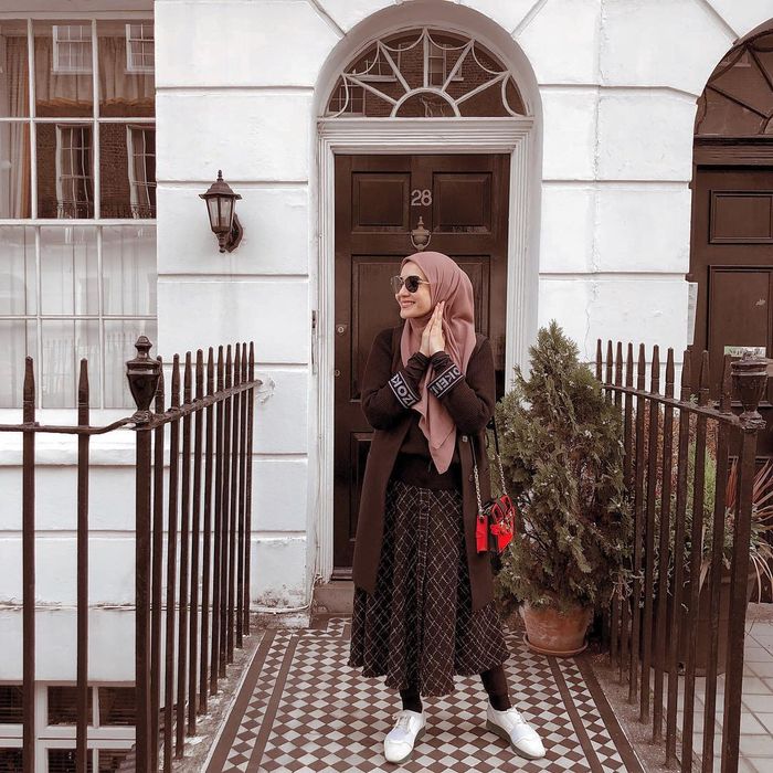 Tampilan chic Zakia Sungkar saat traveling dengan rok dan legging