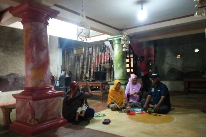 bagian dalam rumah batu