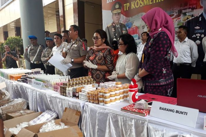 Barang bukti produk kosmetik ilegal diamankan di Mapolda Jatim, Selasa (4/12/2018)
