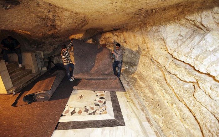 bagian dalam gua di bawah batu besar