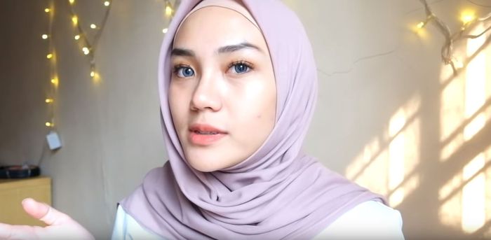 Ambil bagian ujung hijab yang sisa dan sampirkan ke bagian belakang lainnya
