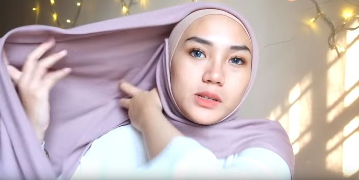 Arahkan ujung hijab yang di jarum ke bagian belakang