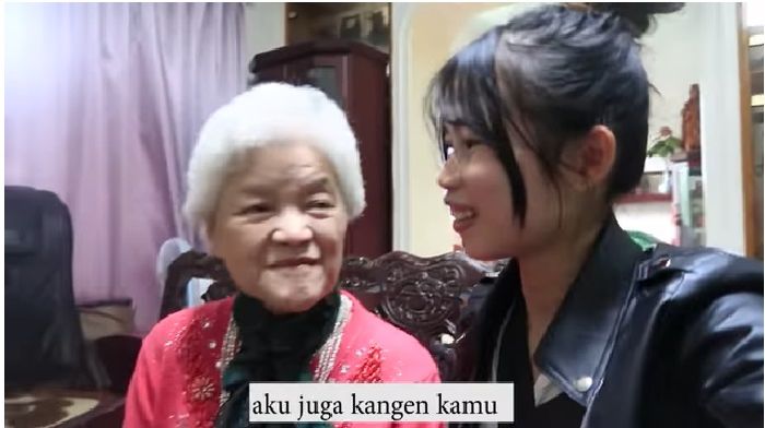 Nenek tampak sangat merindukan Putri Oshyn, TKW asal Indonesia