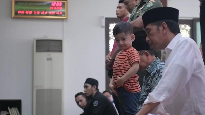 Jokowi ajak Jan Ethes salat Jumat