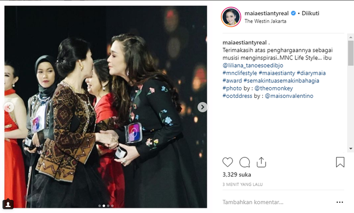 Maia Estianty menerima penghargaan sebagai musisi wanita menginspirasi
