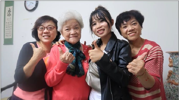 Putri Oshyn dan keluarga Nenek. TKW asal Indonesia dan mantan majikan di Taiwan.