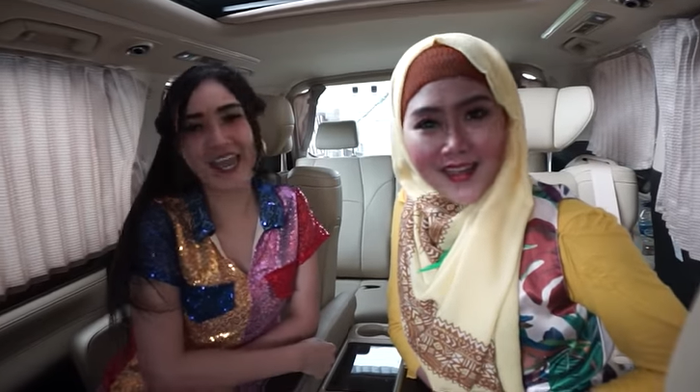 Bu Dendy membongkar isi tas Nella Kharisma