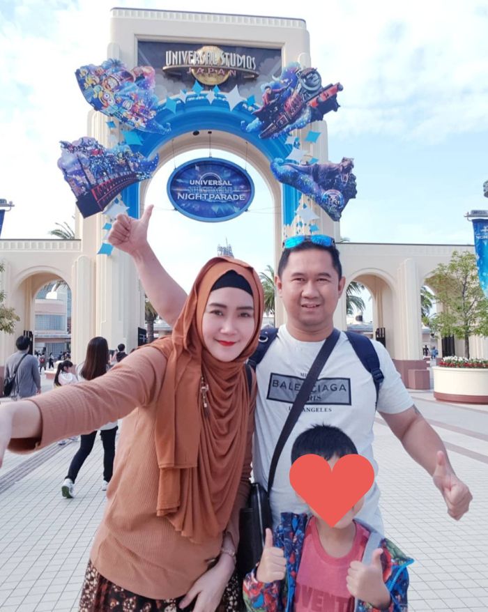 Bu Dendy liburan ke Universal Studios Japan.