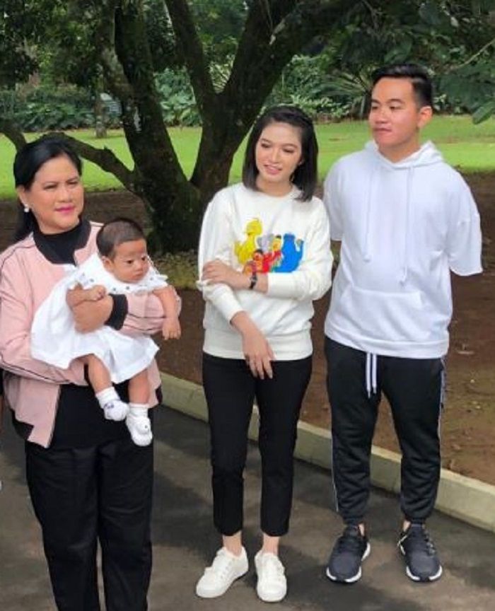 Penampilan Kahiyang Ayu dan Selvi Ananda saat liburan bersama keluarga Presiden Jokowi