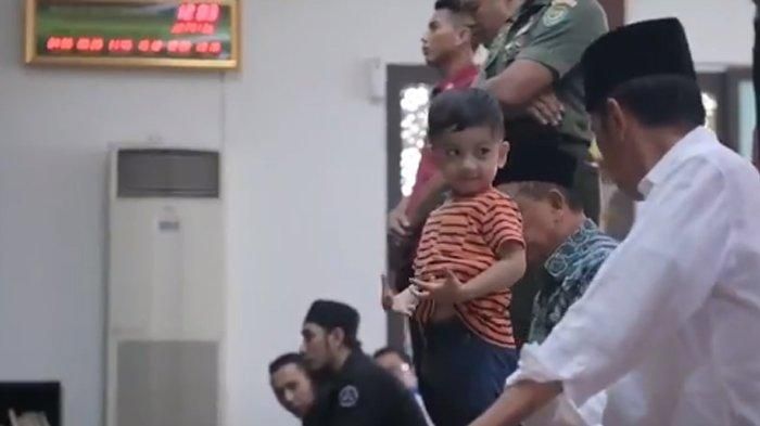 Tingkal lucu Jan Ethes menirukan gerakan sholat sang kakek, Jokowi.