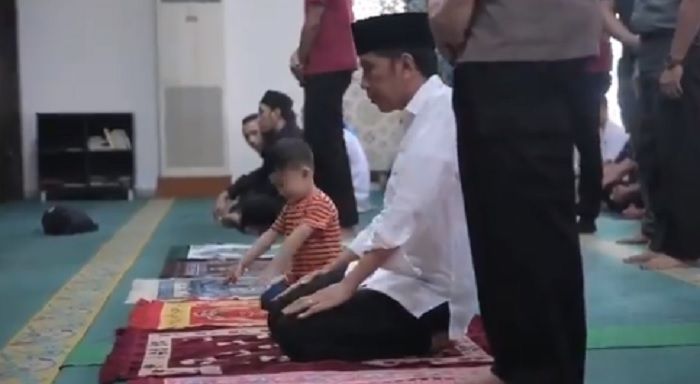 Jan Ethes ikut salat Jumat