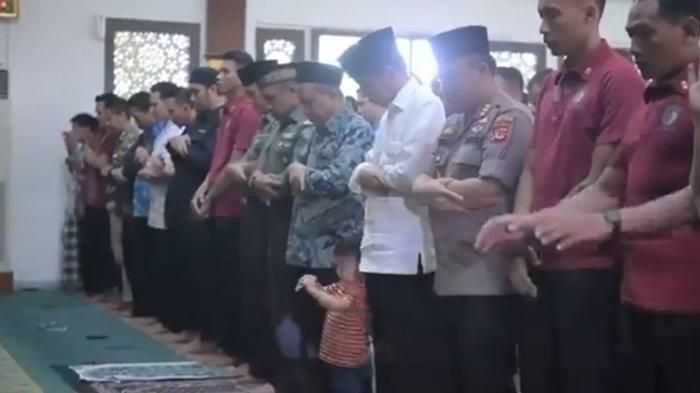 Jan Ethes ikut Jokowi sholat Jumat.