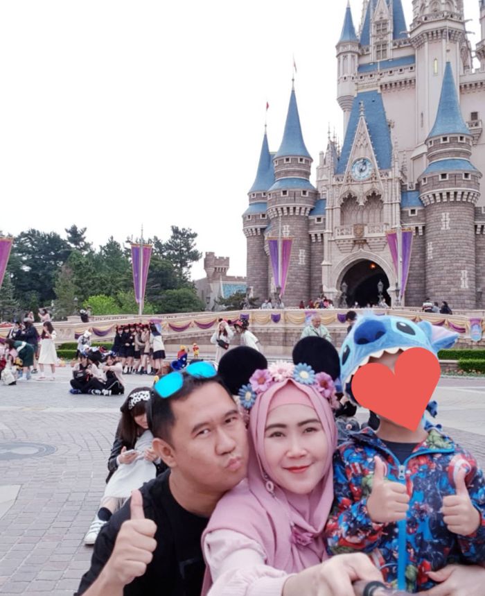 Bu Dendy juga liburan ke Disneyland Jepang nih!