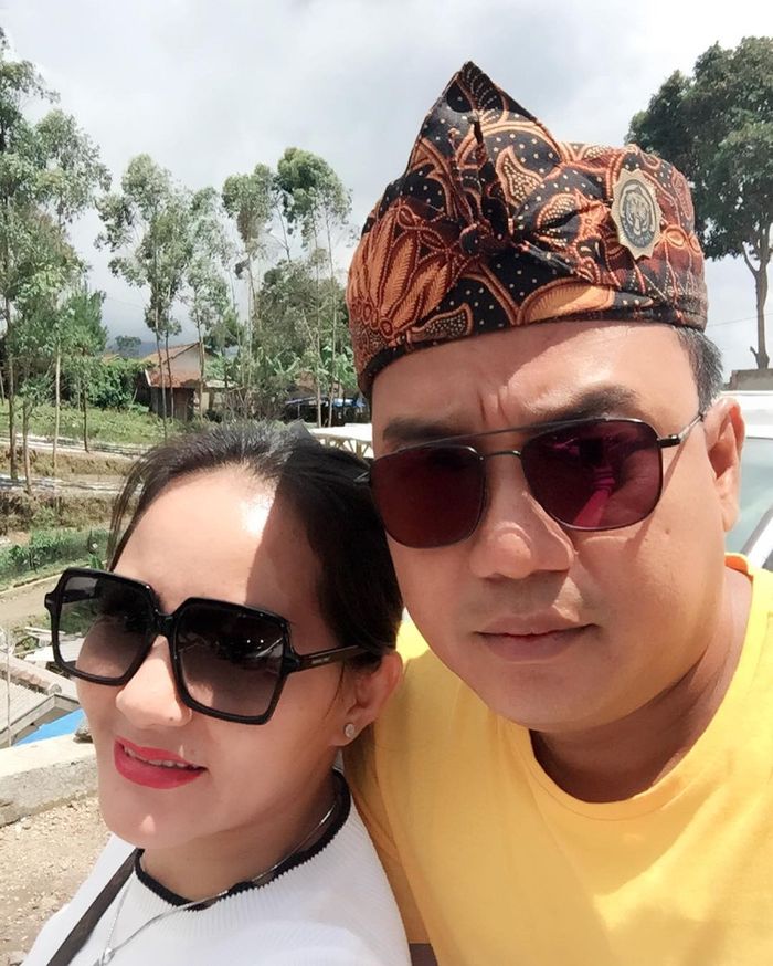 5 Potret Cantik Dewi, Istri Kedua Azis Gagap yang Disebut-sebut Mirip Dewi Rezer dan Nia Daniaty