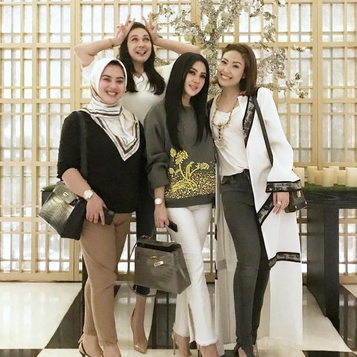Aisyahrani, Ayu Dewi, Syahrini dan Luna Maya silaturahmi usai lebaran