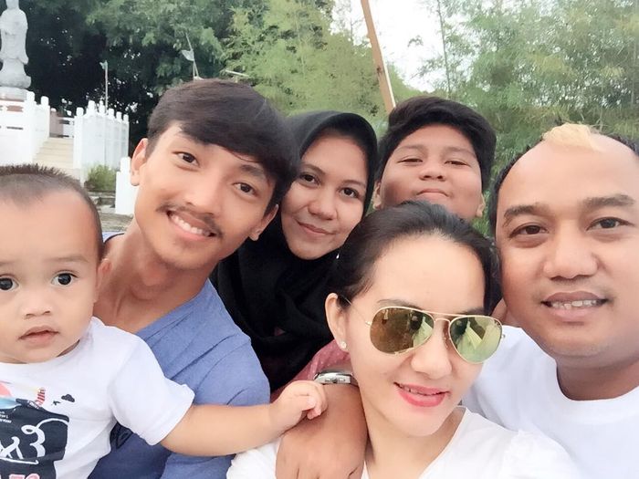 5 Potret Cantik Dewi, Istri Kedua Azis Gagap yang Disebut-sebut Mirip Dewi Rezer dan Nia Daniaty