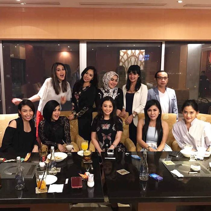 Luna Maya dan Syahrini buka puasa bersama