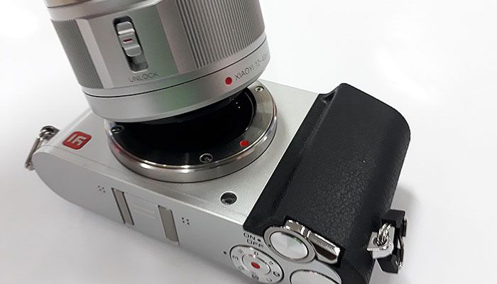 Pasang lensa mirrorless Yi M1, jangan lupa perhatikan dot merah