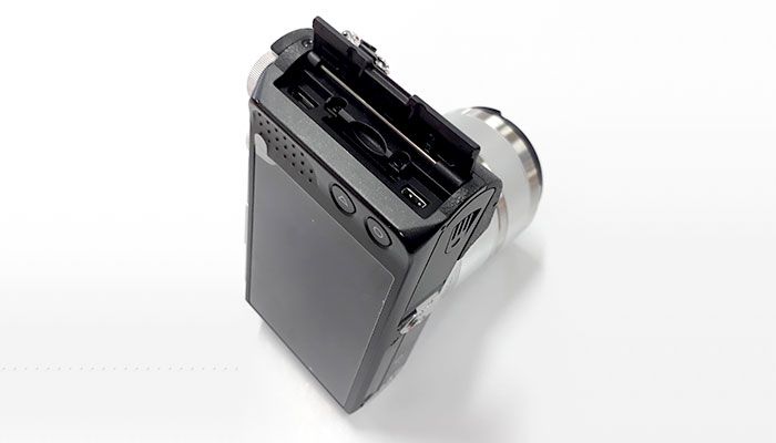 Ngecharge, SD Card dan colokan HDMI, all right (semua di kanan)