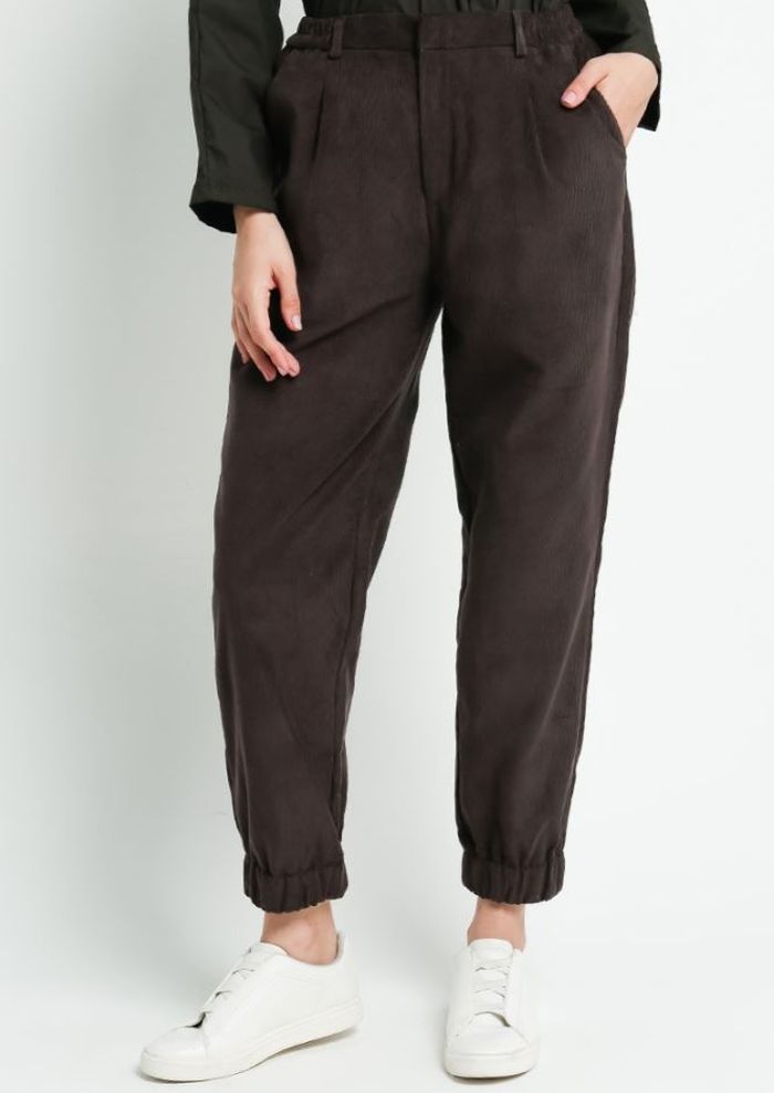 Tren fashion hijab 2019 dengan Megan Brown Pants