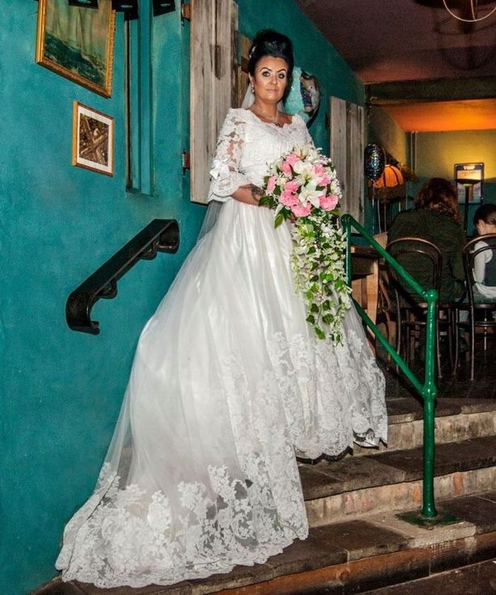 Amanda berfoto dengan gaun pengantin
