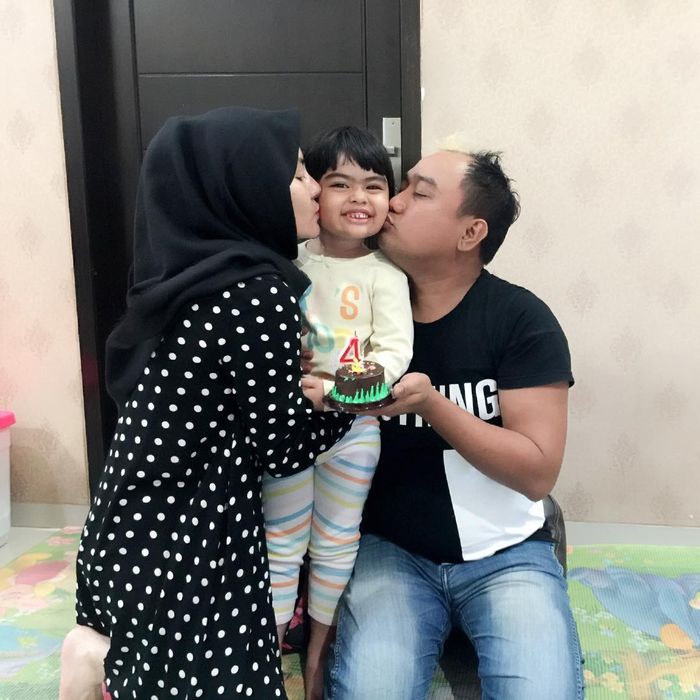 5 Potret Cantik Dewi, Istri Kedua Azis Gagap yang Disebut-sebut Mirip Dewi Rezer dan Nia Daniaty