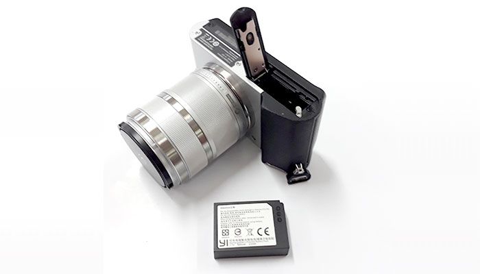 Disini nih slot baterai mirrorless Yi M1 