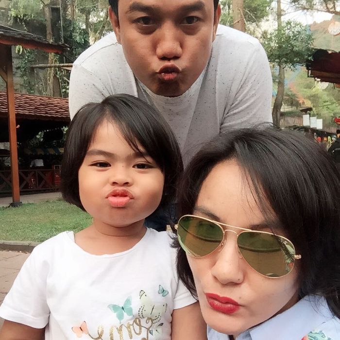 5 Potret Cantik Dewi, Istri Kedua Azis Gagap yang Disebut-sebut Mirip Dewi Rezer dan Nia Daniaty