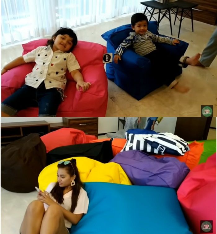 Keluarga Anang Hermansyah duduk di kursi santai, bean bag chair.