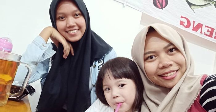 Gempita Nora Marten dengan pengasuhnya, Koneng.