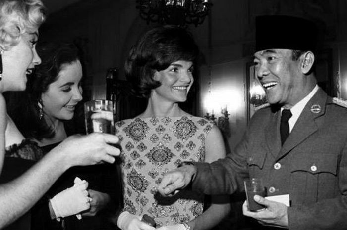 Soekarno dikelilingi wanita cantik (Intisari)