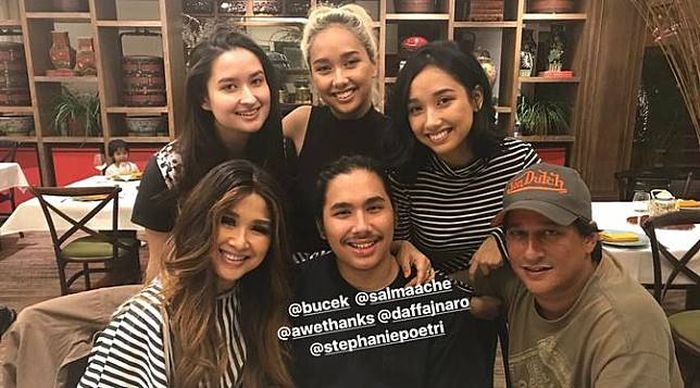 Titi DJ dan Bucek Depp beserta keluarga