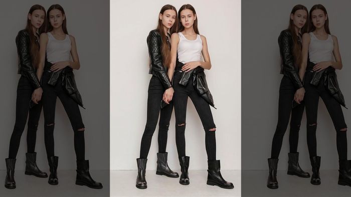 Kedua gadis kembar ini sedang berpose