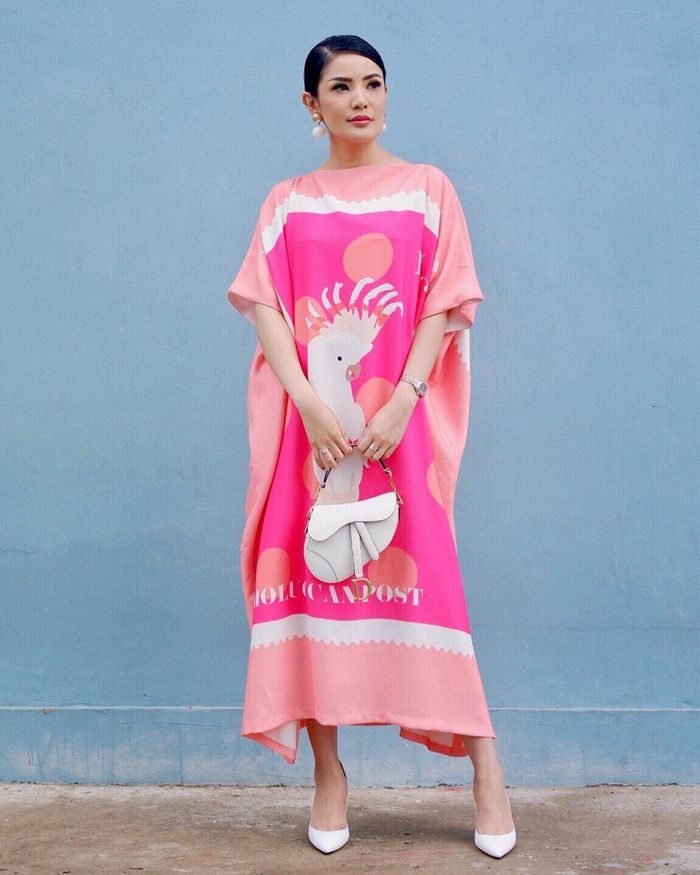 Nindy Ayunda terlihat tampil modis mengenakan Stamp tunic Dress koleksi Jii by Gloria Agatha
