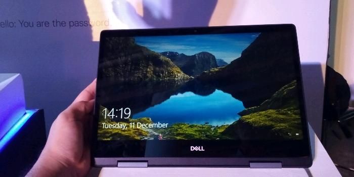 Varian 2-in-1 dari Inspiron terbaru ini bisa dijadikan tablet dengan mudah, hanya melipat layarnya saja.