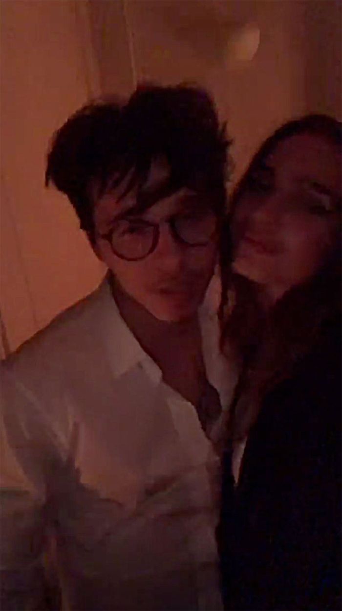 Gandengan Tangan Brooklyn Beckham Resmi Punya Pacar Baru Bernama Hana Cross