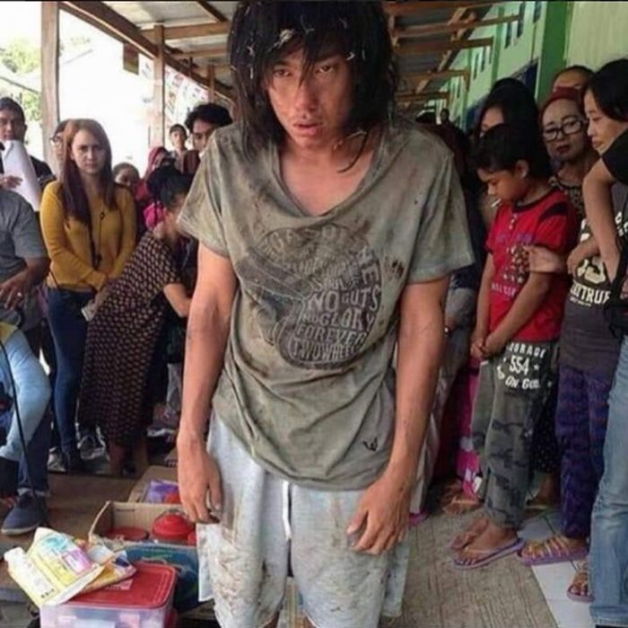 Adipati Dolken sedang berperan sebagai gembel