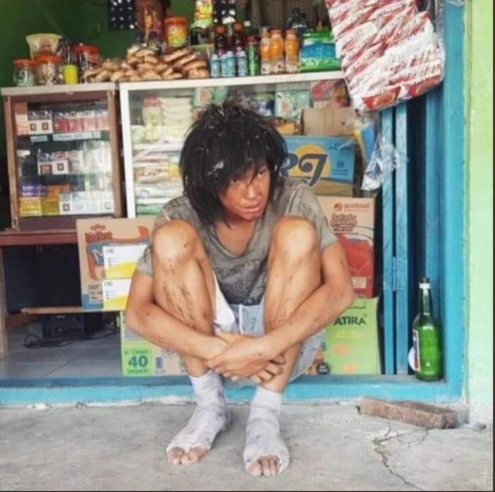 Adipati Dolken dengan tampilan gembel nan dekit sedang berada di depan sebuah toko